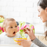 ¿Cuánto debe comer mi bebé según su edad?